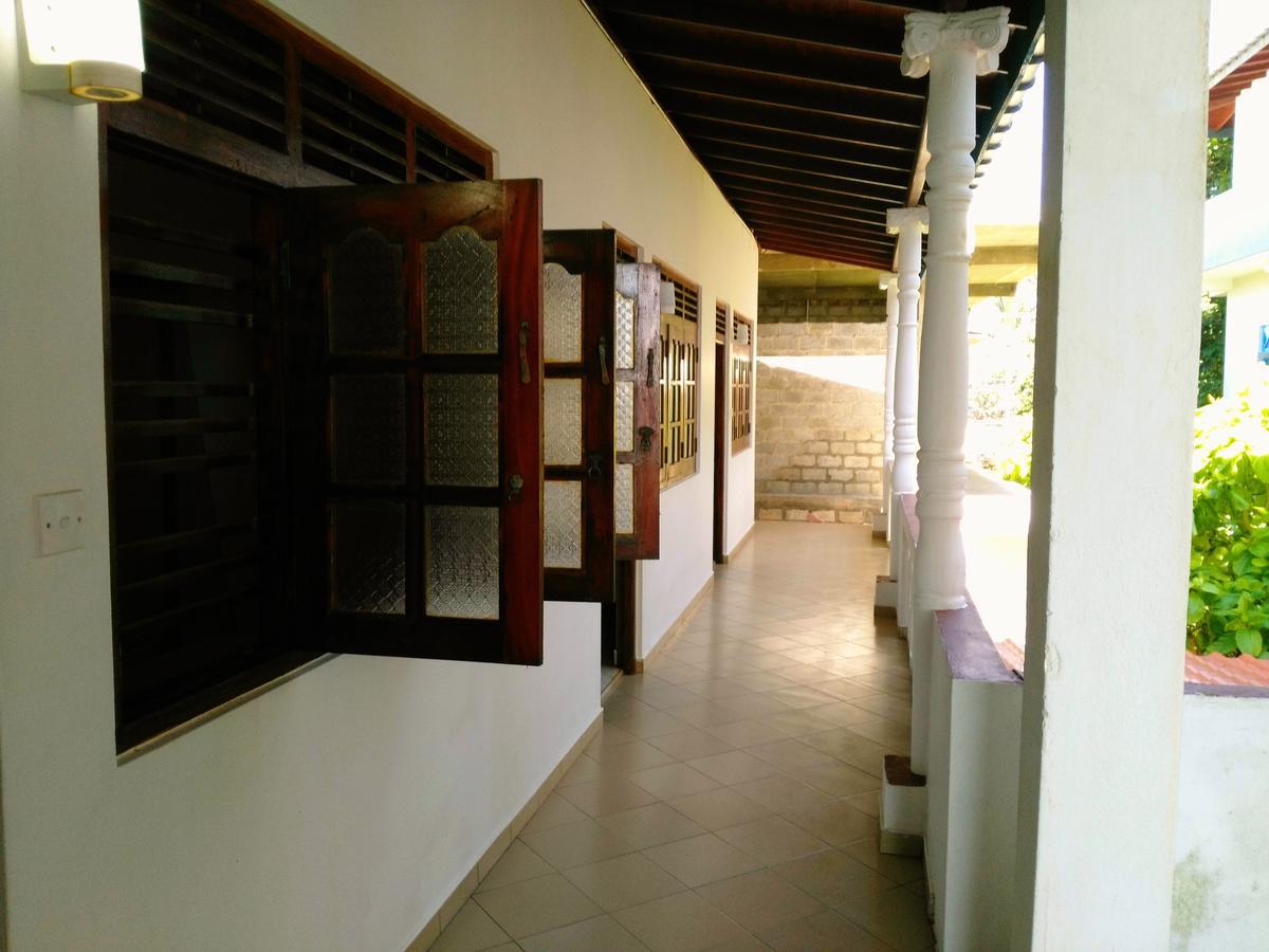 Sunnys Beach Guest House Hikkaduwa Buitenkant foto