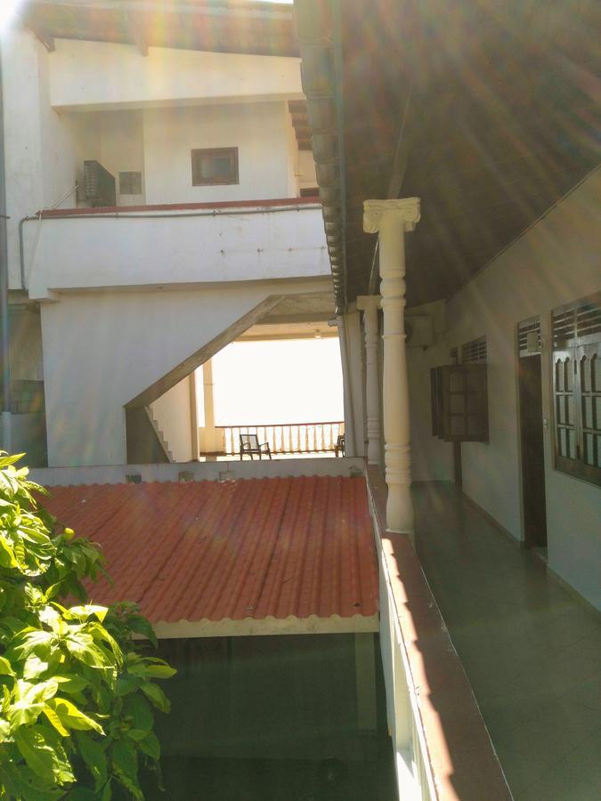 Sunnys Beach Guest House Hikkaduwa Buitenkant foto