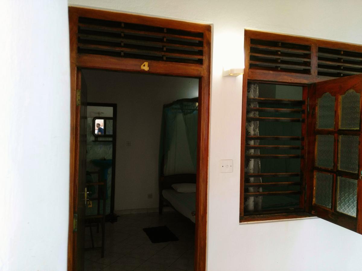 Sunnys Beach Guest House Hikkaduwa Buitenkant foto