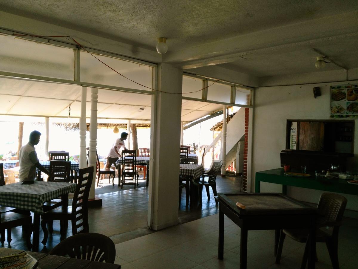 Sunnys Beach Guest House Hikkaduwa Buitenkant foto